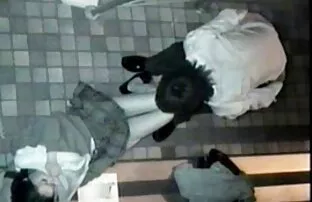 porno video: Par chicas de secundaria borrachas de espías en el vestuario 2
